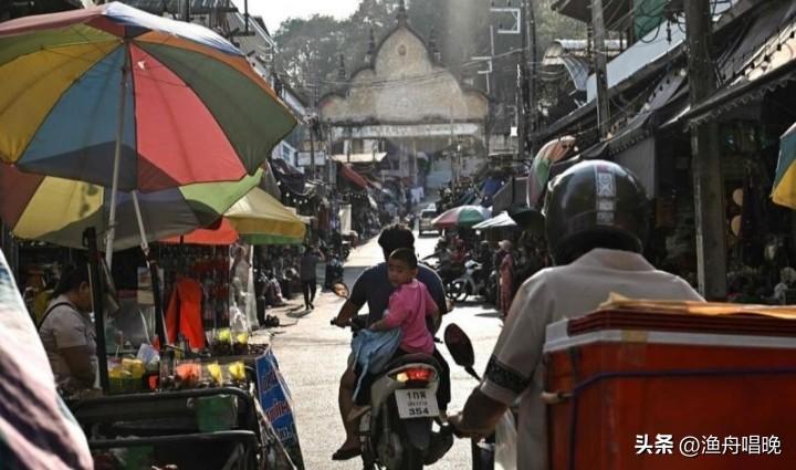 泰国计划缩短免签时长？游客最多先待30天！
 
刚刷到一则消息，泰国正打算把外国