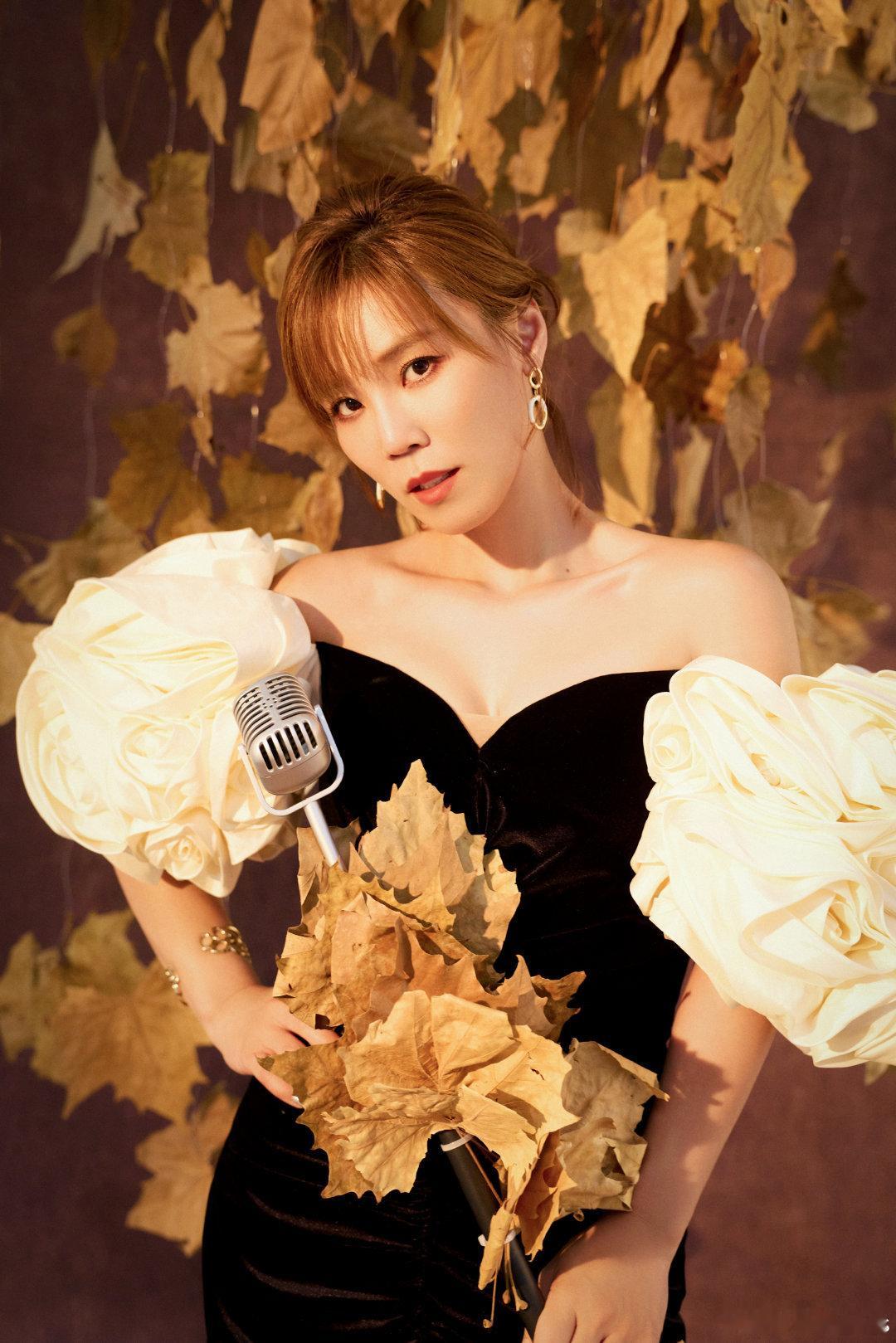 谭薇是李佳薇的头号小迷妹 《歌手2025》双薇互动甜度超标！谭薇不仅是合伙人更是
