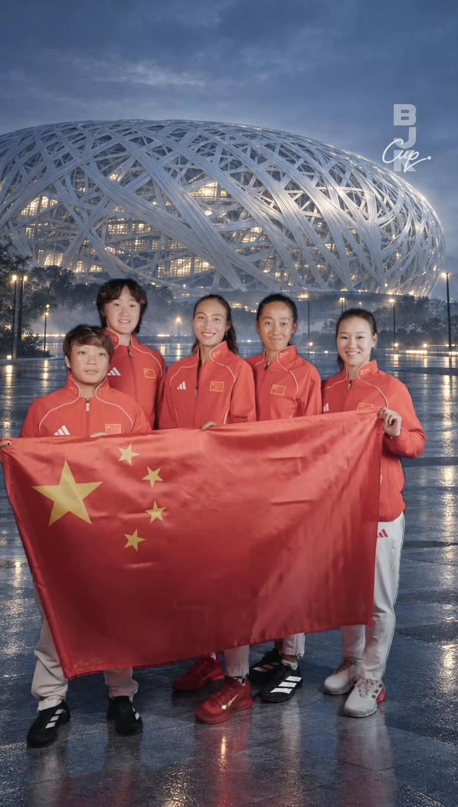 昨晚咱们输了好几个团体赛！男乒、男羽、女网……唯一赢了的反而是国足，尽管是他们的