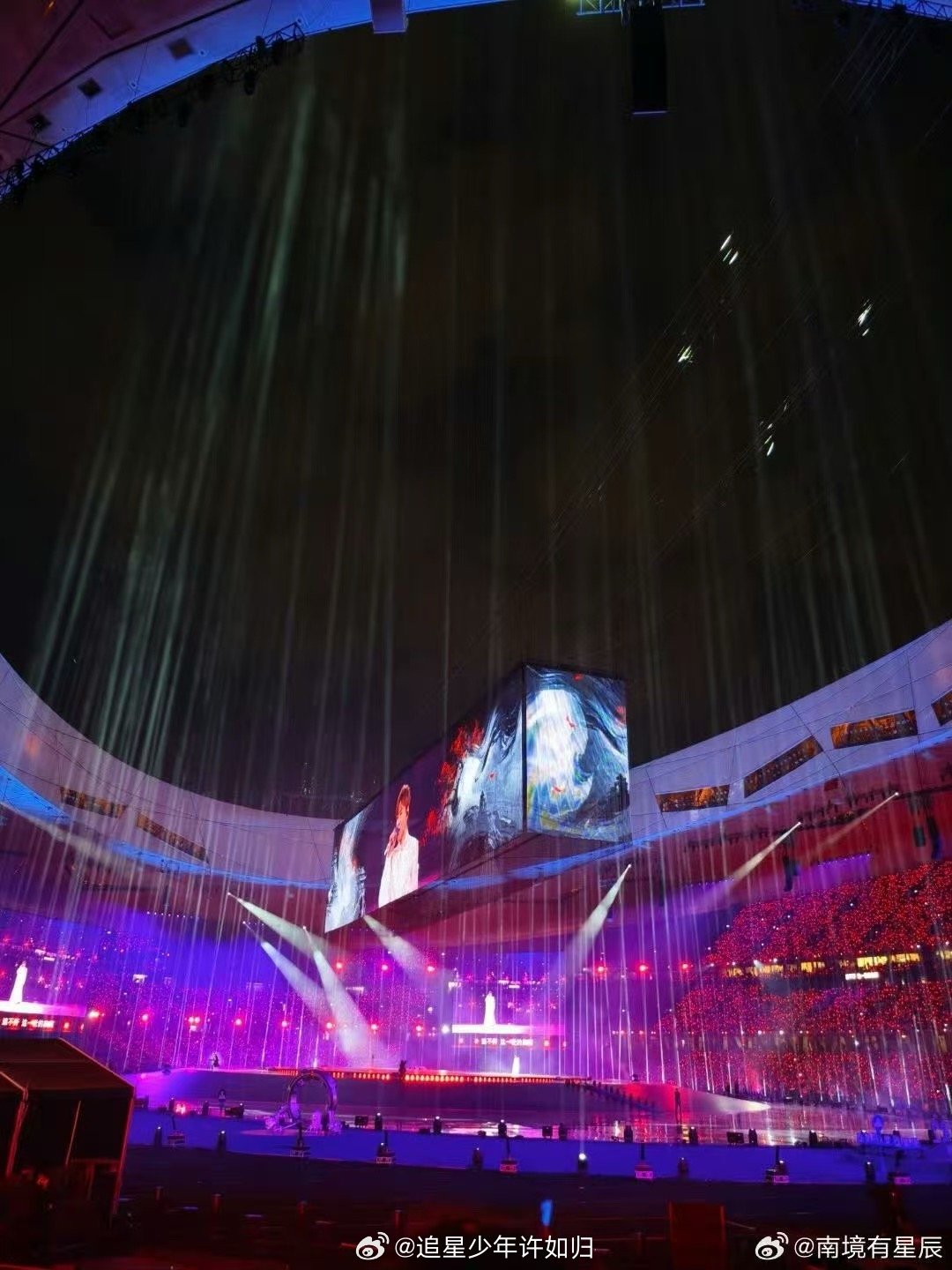 张杰演唱会俯拍视角 刷到这个俯拍，真的被张杰演唱会的舞美惊到了，这钱花得一点不亏