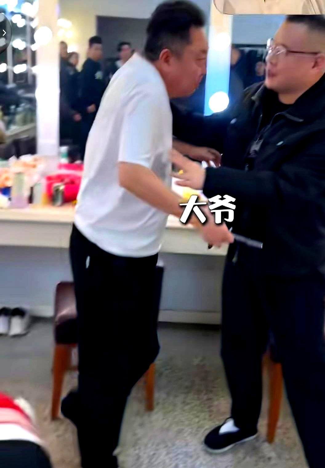 他扑通一声跪下要500块红包，师叔反手塞给他一对哑铃。
 
尚筱菊后台堵住烧饼，