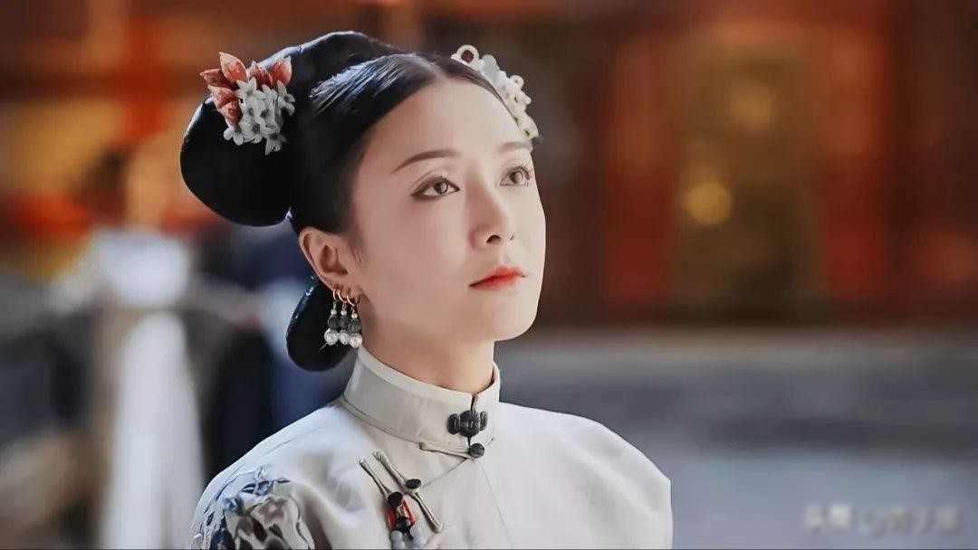 乾隆正在木兰围场狩猎，宫中侍卫快马来报：“启禀皇上，皇后娘娘她，她……薨了。”乾