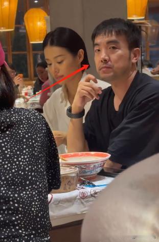 真是不得不佩服胡杏儿，好想上去问她这样累不累啊。
 
她被偶遇到在景德镇和朋友一