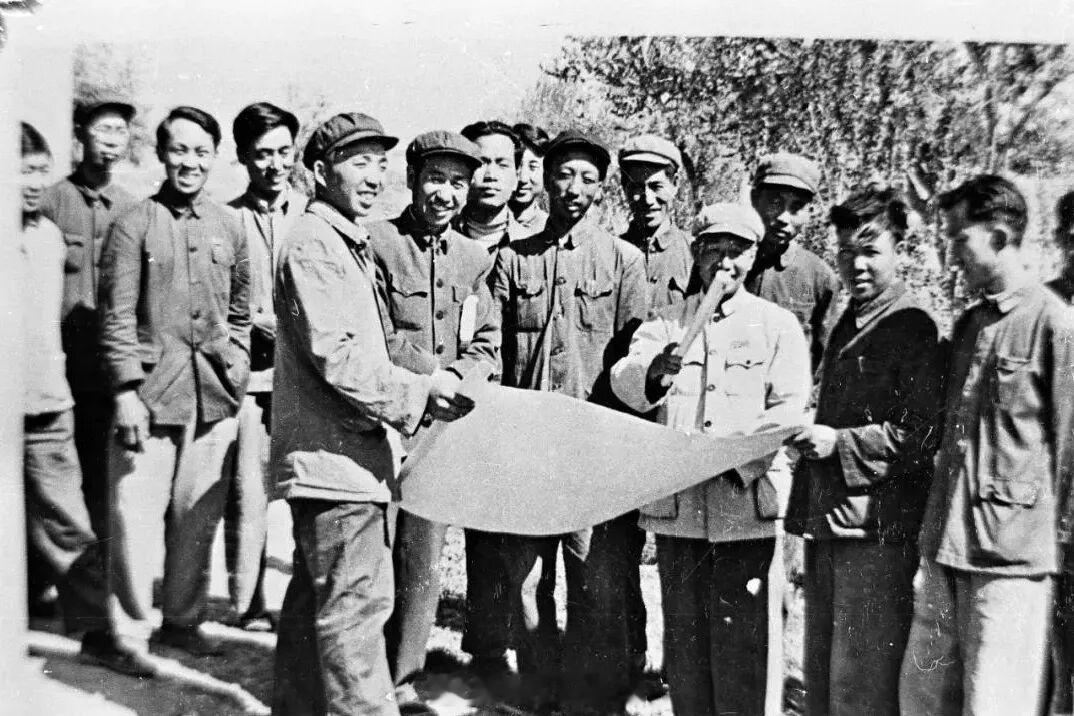 新中国解放初，去边疆开荒建厂新中国刚成立时，国内的工厂大部分集中在沿海的上海、天