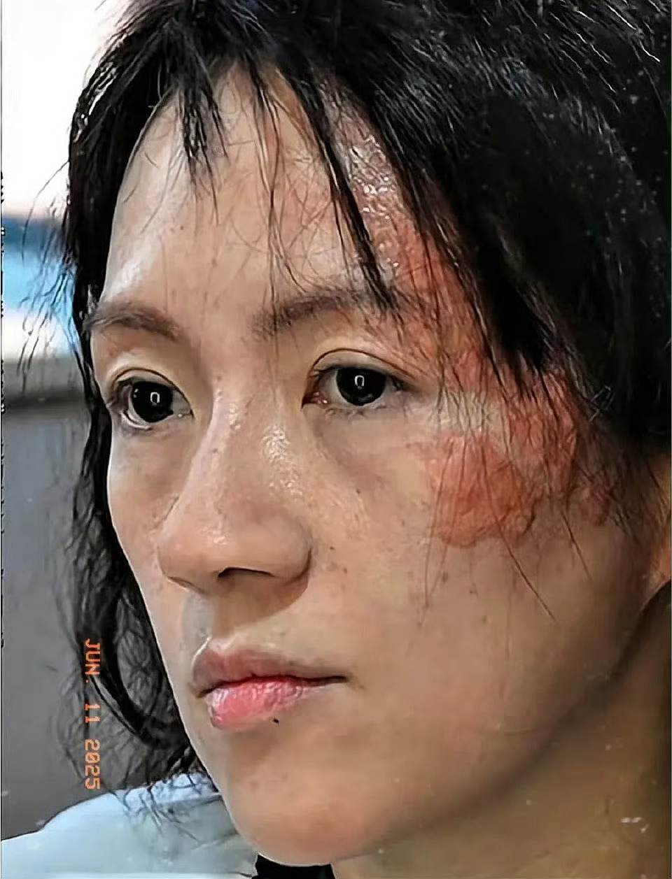 难怪李安说章子怡是老天爷赏饭的类型，即便脸画上疤痕仍清秀无比 