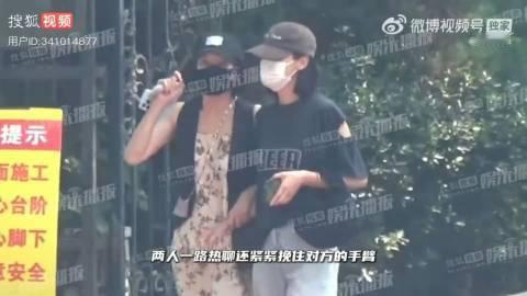 秦岚辛芷蕾挽手逛街 ​​​秦岚辛芷蕾逛街秦岚辛芷蕾挽手逛街 ​​​
