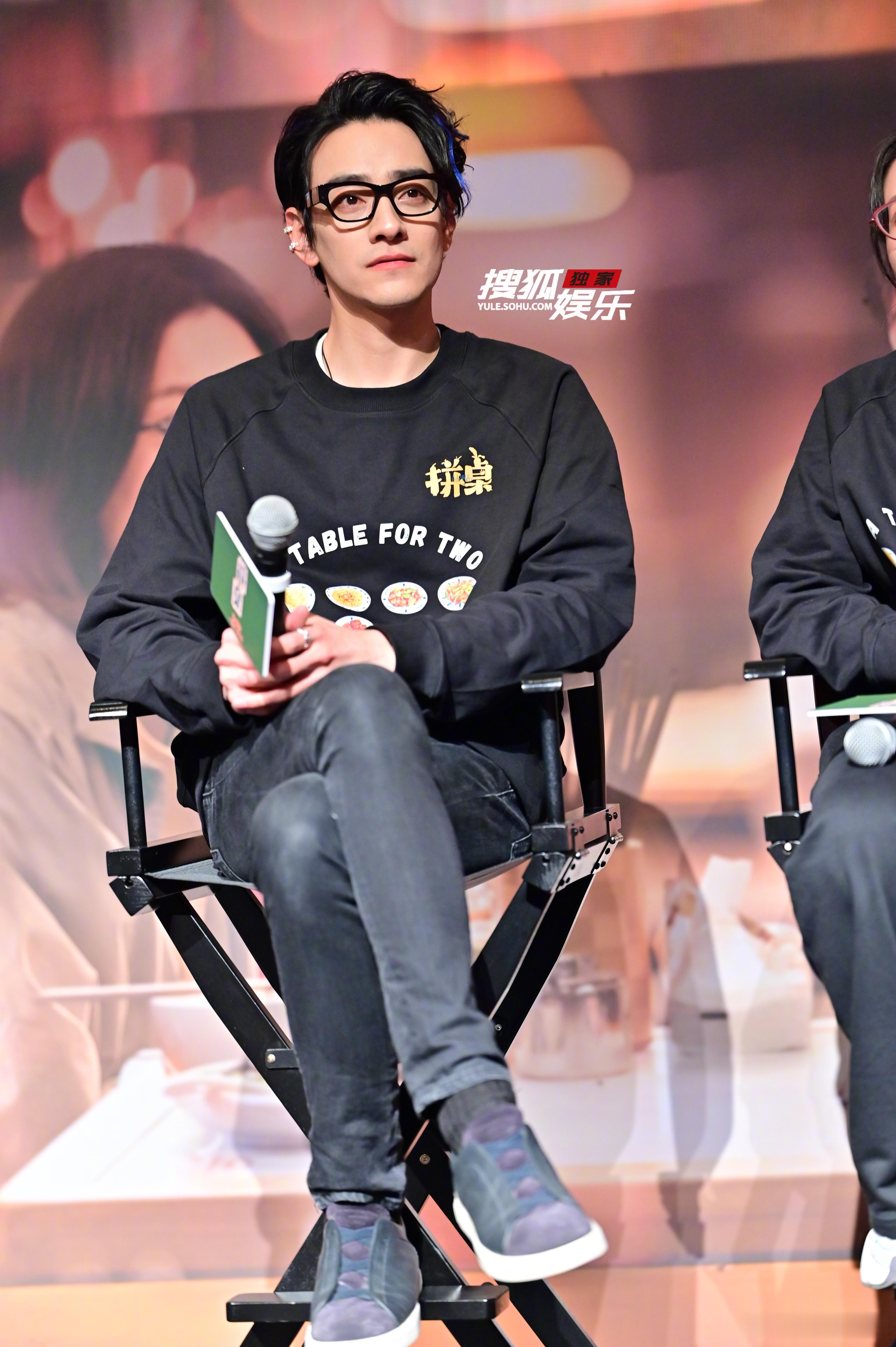 电影《拼桌》上海首映礼生图🈶️，黑框眼镜造型搭配挑染发色，潮范儿十足😎 