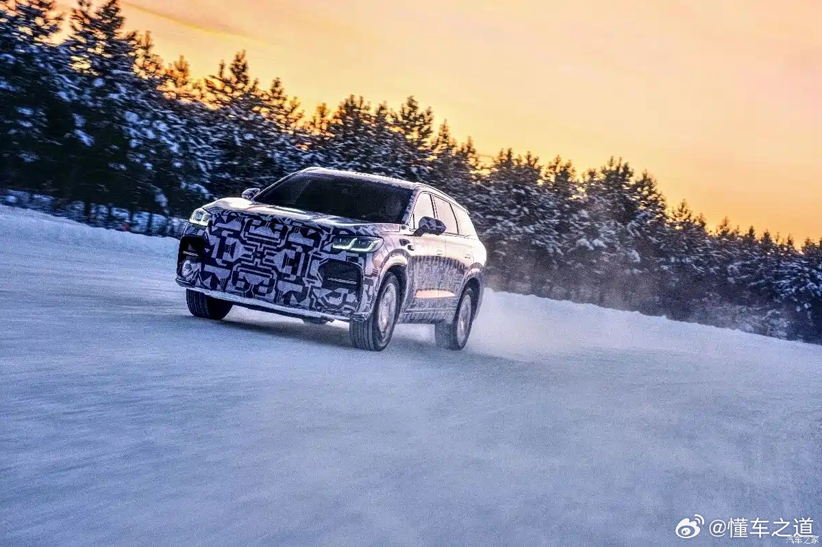 懂车之道讯日前，奇瑞官方发布新款瑞虎9谍照，测试车辆正在进行冬季极寒测试，新车定