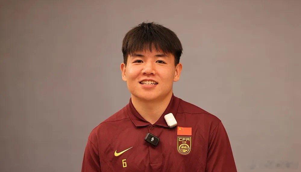 据北青体育报道，徐彬和胡荷韬没入选国足和U23国足是因为受伤。此外，国足将在本次