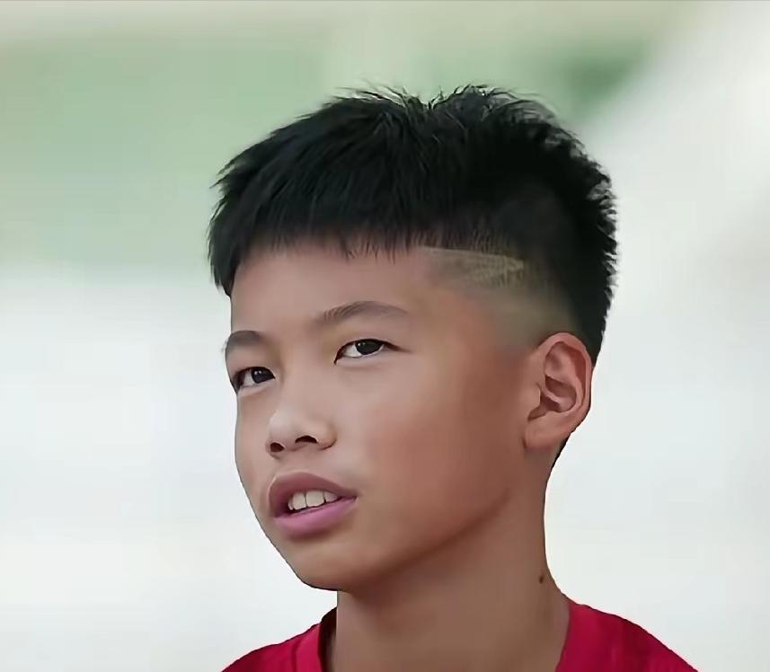 足球小将孟新艺是真敢说啊！他是一点都给国足不留情面，“中国人连世界杯都进不了”，