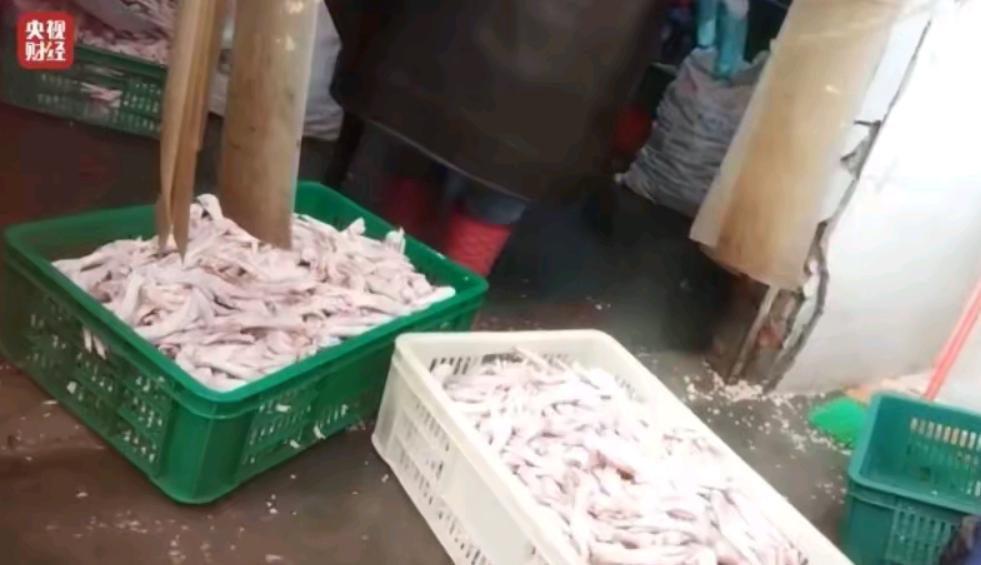 你有没有想过，那些摆在超市冷柜里、熟食摊上白到发光的鸡爪，到底是怎么做到的？反正