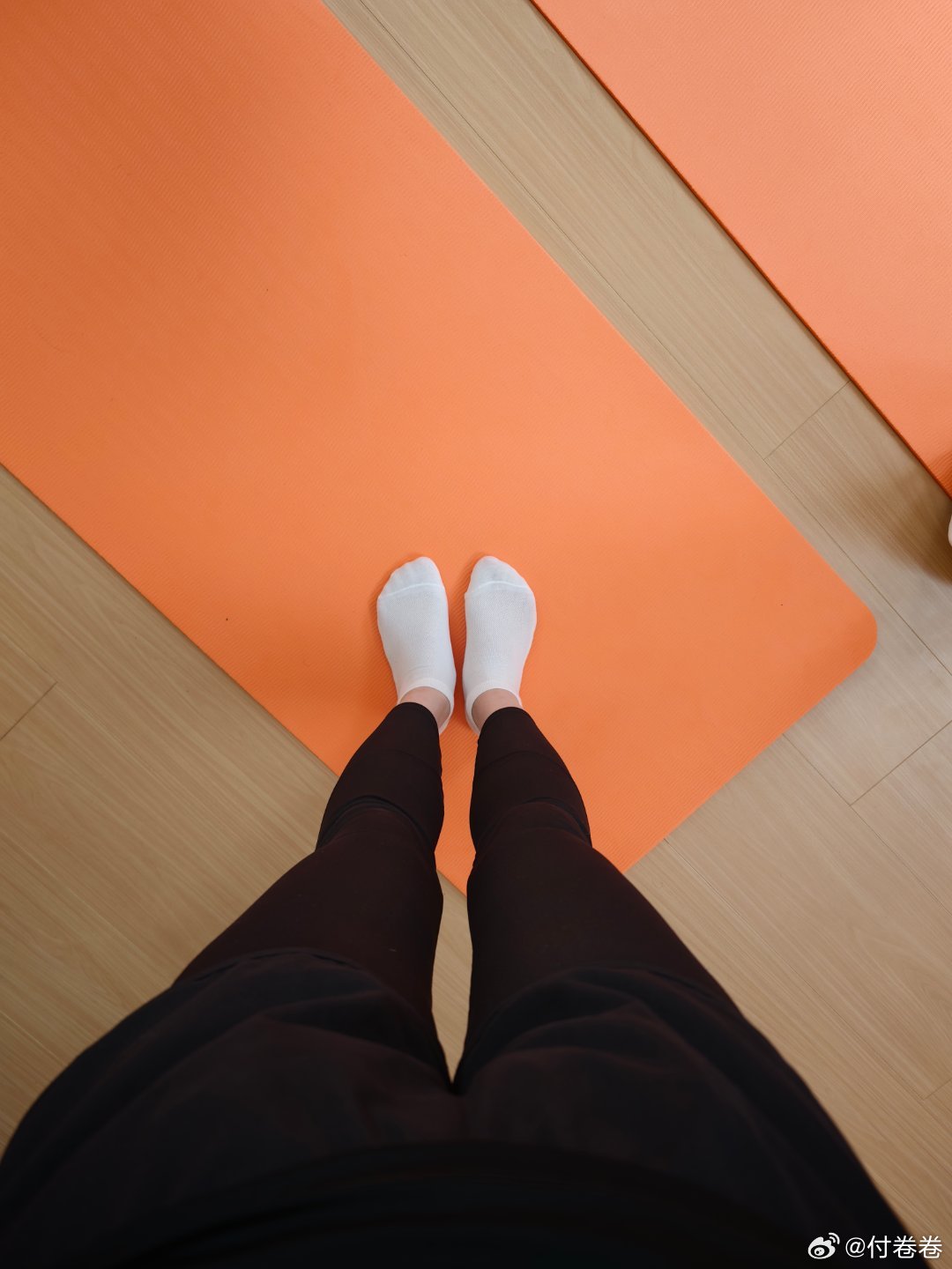 天塌了……我的身高要暴露了！我本来穿了双增高鞋准备作弊的，结果今晚直播是脱了鞋子