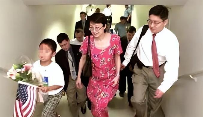 2004年春天，弗吉尼亚州联邦监狱的铁门在身后合拢，高瞻深深吸了口外面的空气，以