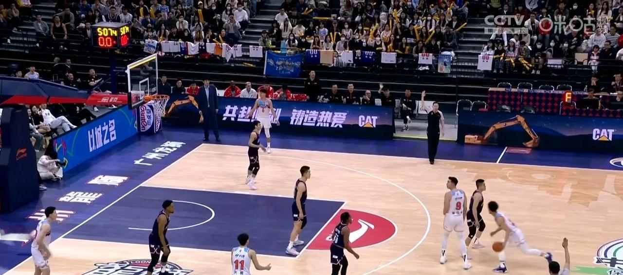 大家看出这张图有什么亮点了吗？在新疆男篮对阵广州男篮比赛中，别看赵睿没有上场女粉