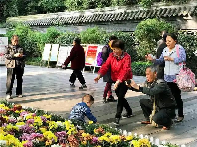 如果说“风能进雨能进国王不能进”只是在臆想中谄媚和推崇西方文化，那么“独立人格建