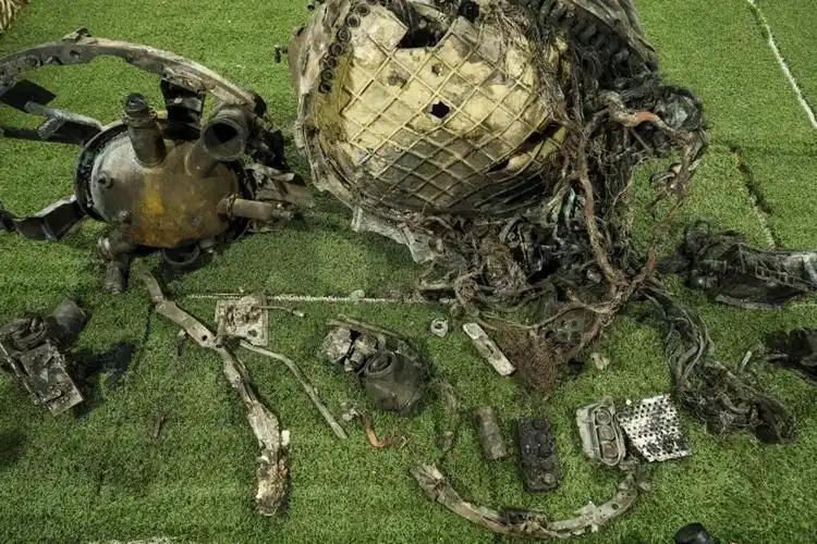 CNN镜头对着导弹残骸拍了半天,拍出个尤里·加加林都用过的老古董。

2026年