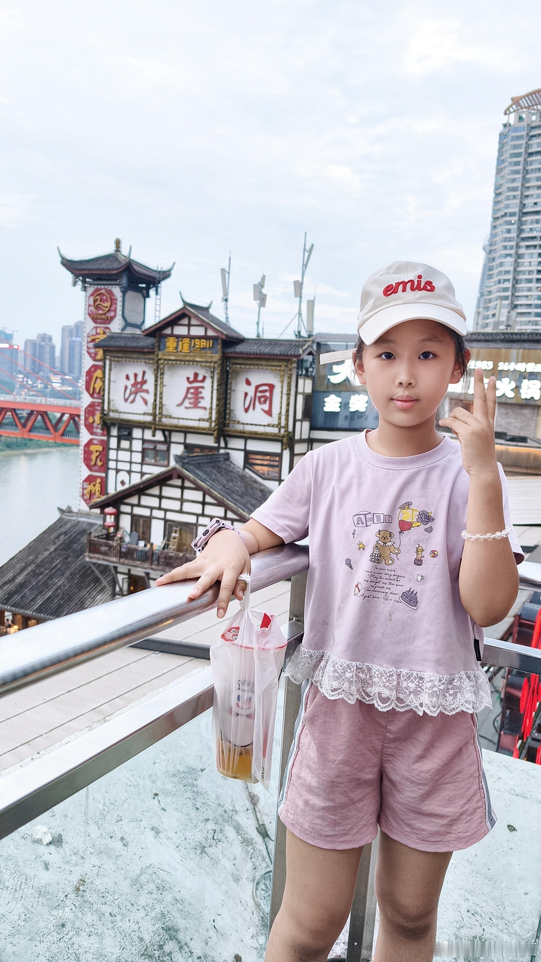 今天腿都快给我干断了！妈耶，谁想到重庆的路这么难走啊，走在一楼结果是22楼，一公