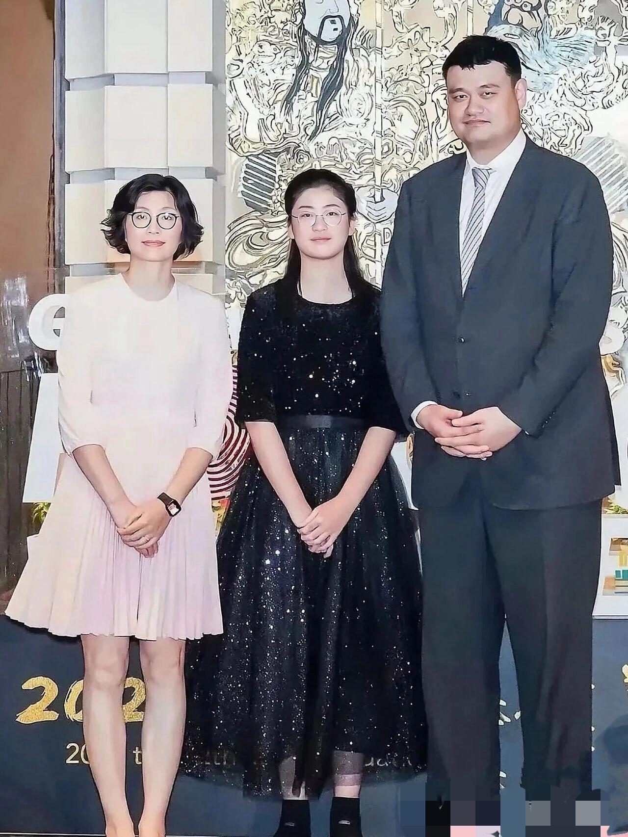 【姚明一家三口同框，低调安稳的幸福】这张合影是姚明、妻子叶莉与女儿姚沁蕾。
叶莉