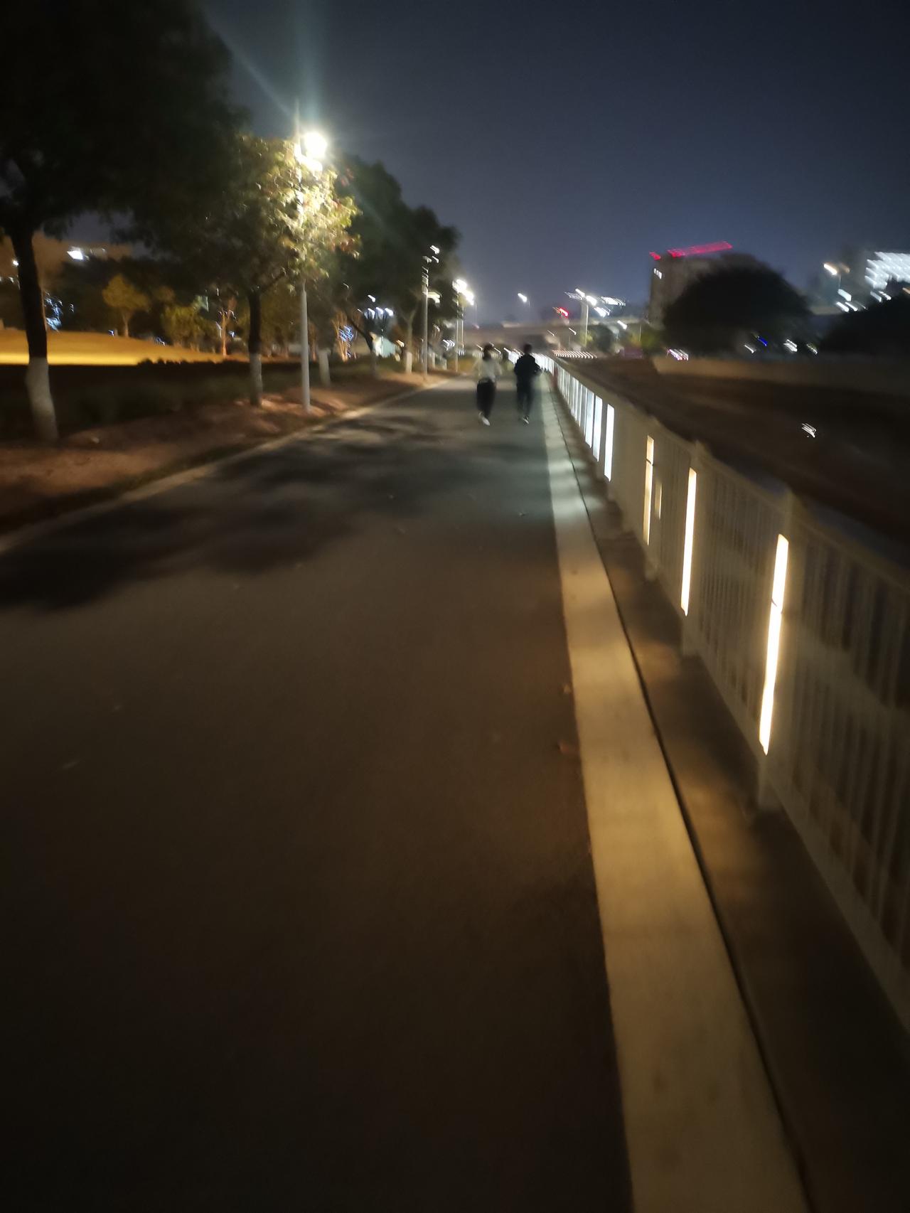 人参价格昂贵，可好处也特别多。
   平时疲劳过度，出汗多，乏力，这个时候可以吃