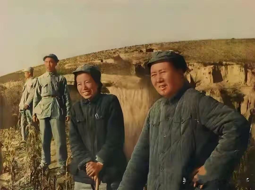 这张合影很多人估计是第一次见到

这是毛主席在陕西佳县留下的这张珍贵合影，拍摄时