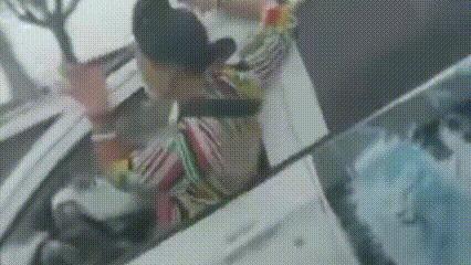 这么开车，果然很拉“疯”。
辽宁锦州网友近日发布视频称，路遇中年女子奇葩开车，身