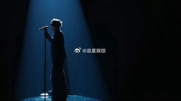 尤长靖艾略特歌手后台合照 艾略特晒和尤长靖合照还特意提了“我的02年的兄弟”，这