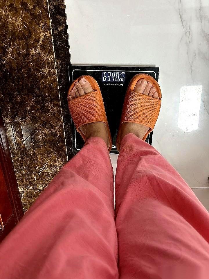 去年摔了一跤，拄上拐了，饭吃得比猫都少。
结果你猜怎么着？
体重跟坐了火箭似的，