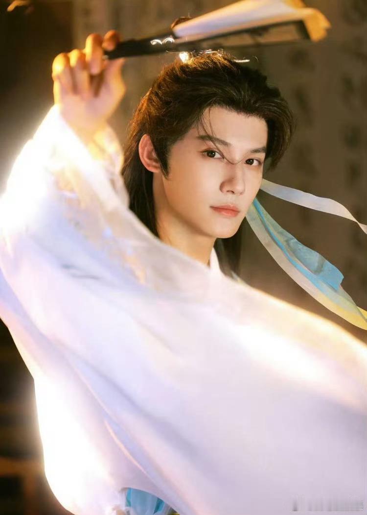 原来短剧的观众偷偷吃这么好 短剧的剧情节奏紧凑，每一分钟都不浪费，看得人肾上腺素