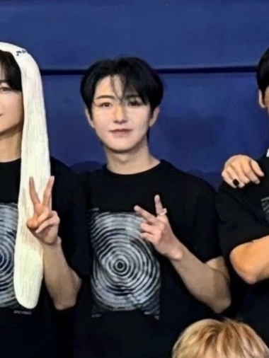 黄仁俊[超话]  hrj  黄仁俊  ✌🏻萌物✌🏻 