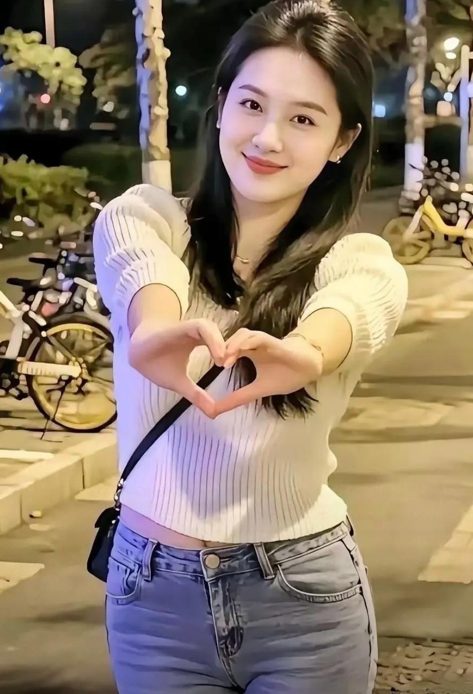 这美女漂亮也就算了，还有这么好的气质，是不是大家喜欢的类型？
夜晚街头的灯光温柔