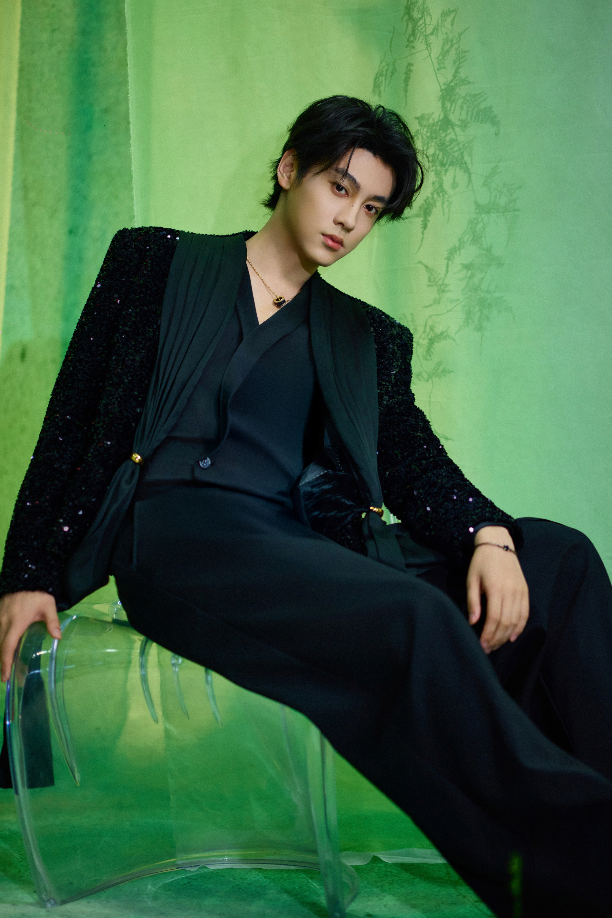 田栩宁txn田栩宁分寸自明青雾漫过蕨类的脉络，黑亮的衣料在绿意里沉成一汪深潭他站