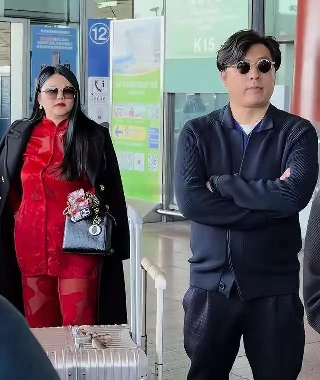 李湘还是有偶像包袱在身的。上回机场亮相，她一身红装亮眼夺目，自带富贵气场，那形象