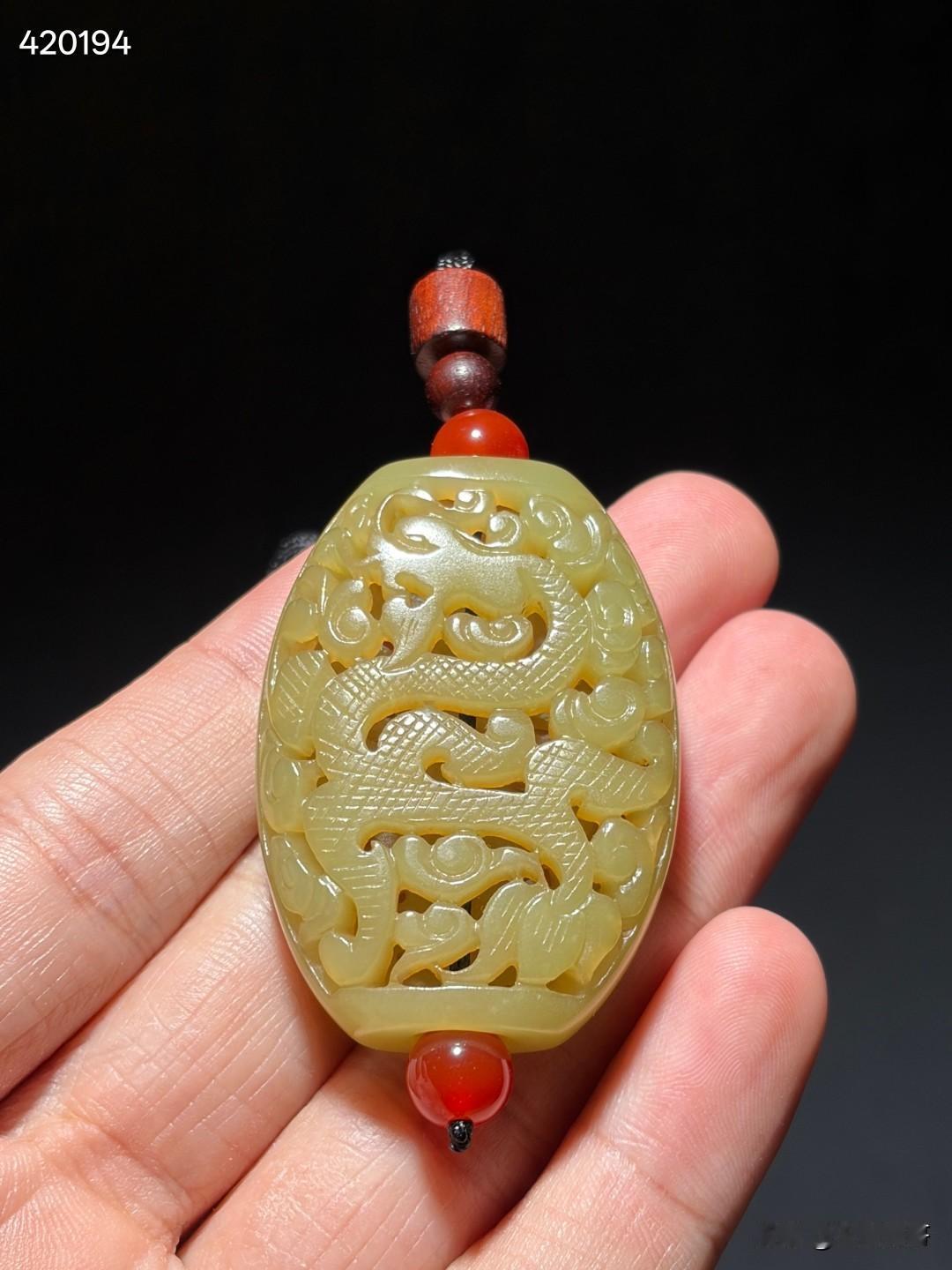 清和田玉黄玉龙凤纹香囊
尺寸4.7×3.3×1.3厘米