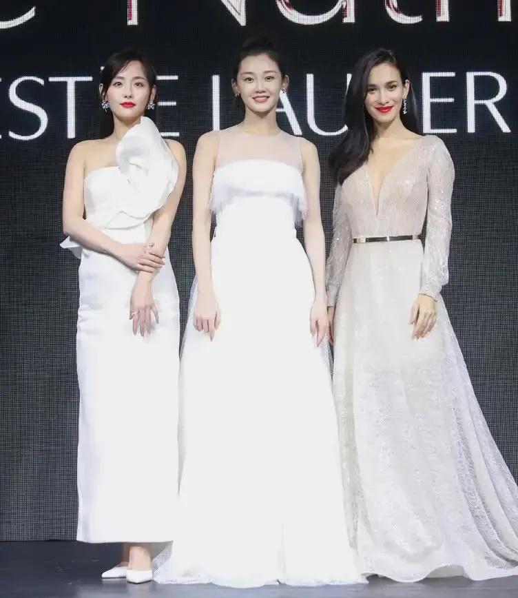 真羡慕生了娃还依然像年轻小姑娘，这三位辣妈合影，你更喜欢谁？张嘉倪温柔优雅，苗苗