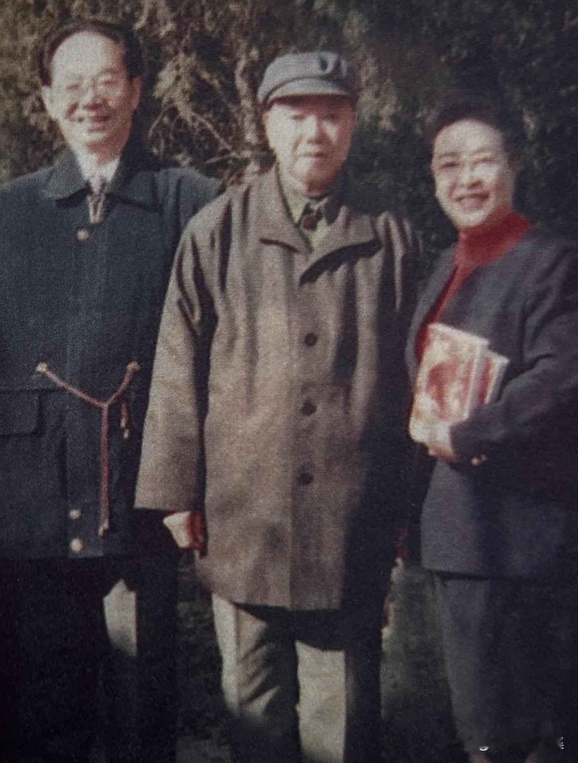 1997年，周恩来总理的侄子周尔均、邓在军夫妇与萧克将军的合影。萧克将军为怀念周