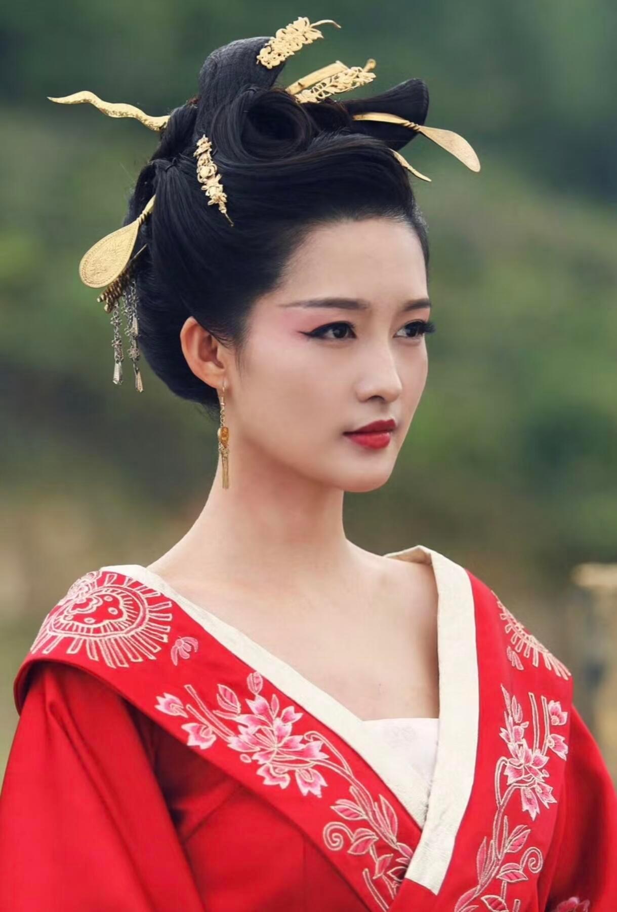 李沁元淳的权威还在上升李沁元淳这段无实物表演封神了！看她眼眶通红、泪珠打转，情绪