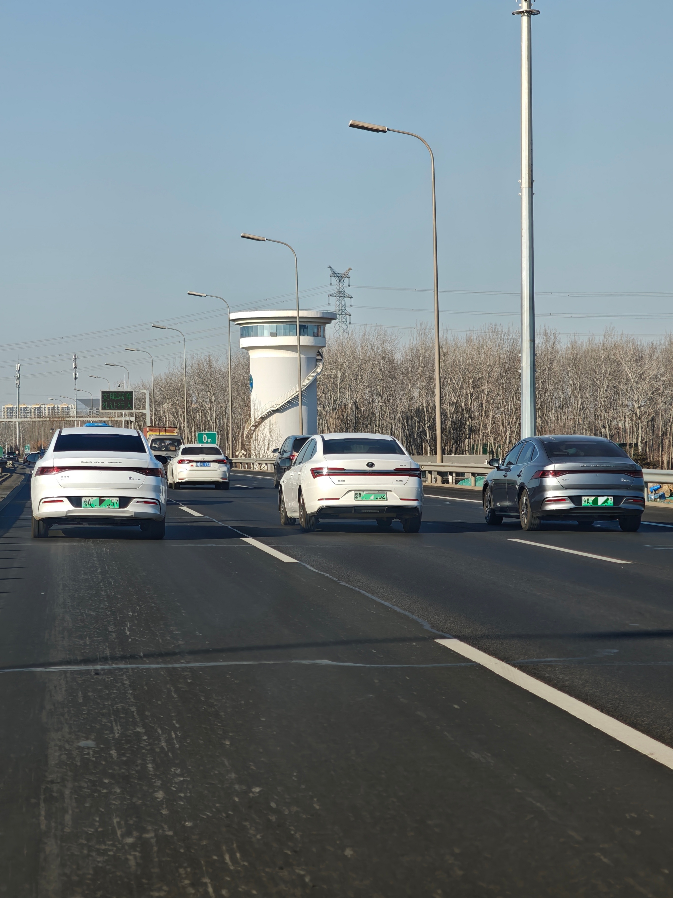 前面三台比亚迪秦并驾齐驱