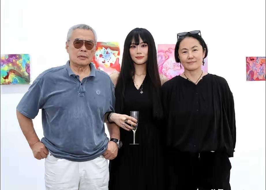 窦佳嫄画展，
来的人不少，可眼尖的都发现了——
窦唯家的人，一个都没出现。

这