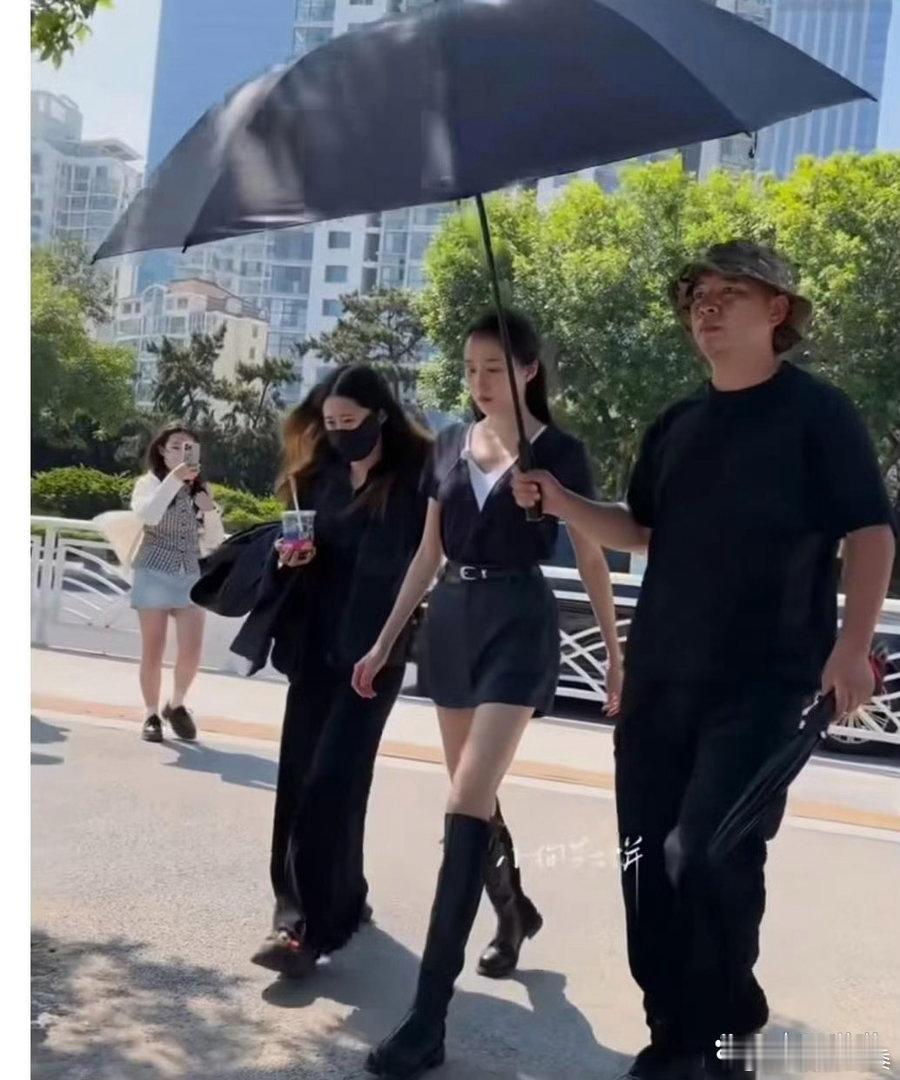 关晓彤穿长靴还能露膝盖？这腿长比例属实太逆天 ￼￼ 
