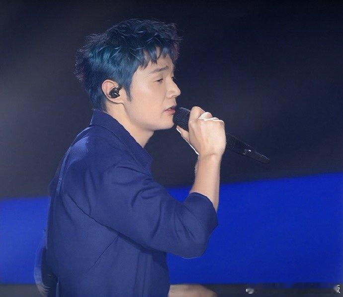 李荣浩杨丞琳果然真夫妻就是好嗑 看他顶着新发色唱歌，莫名觉得甜！就像那种“我老婆