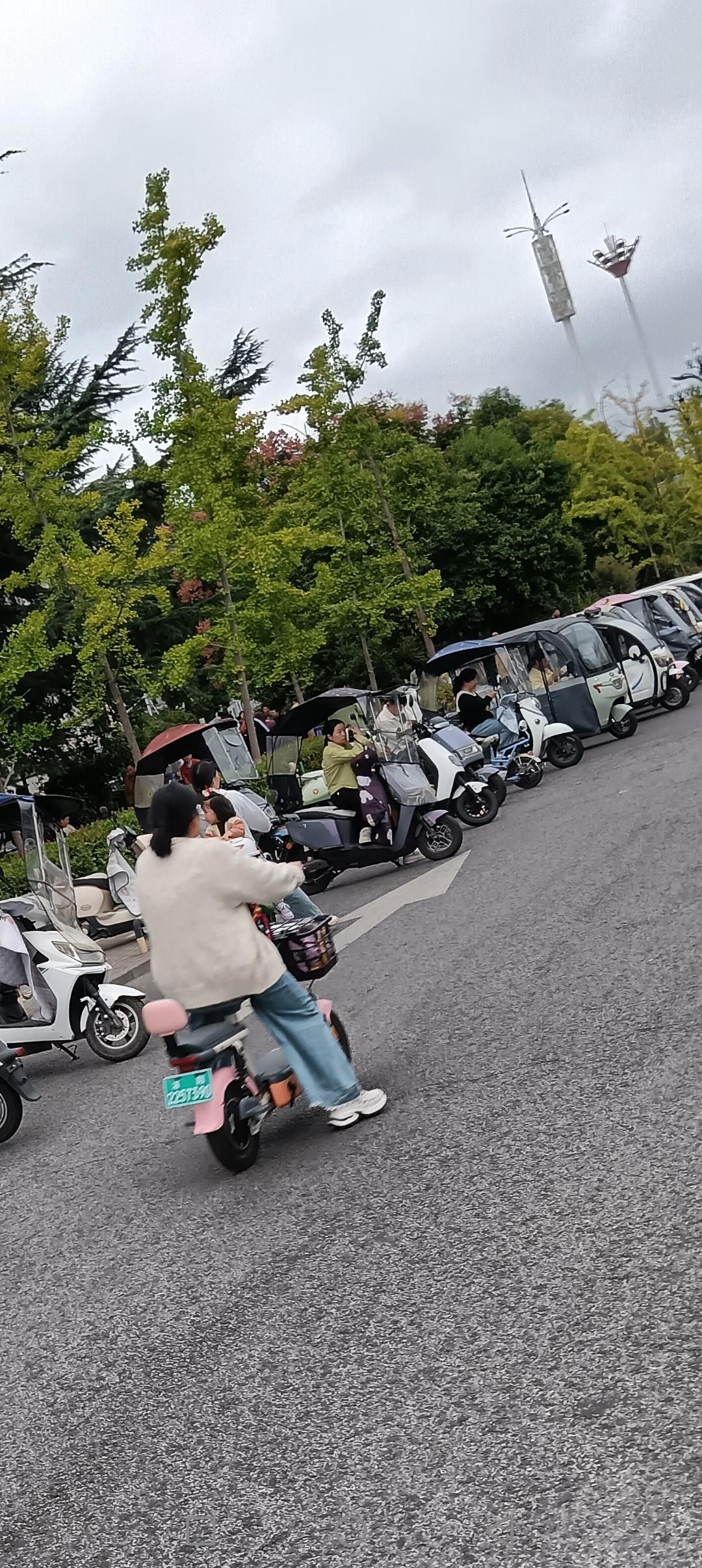 校门口的守候

清晨六点半，天刚蒙蒙亮，李妈妈已站在厨房忙碌。匆匆吃完早饭，便骑