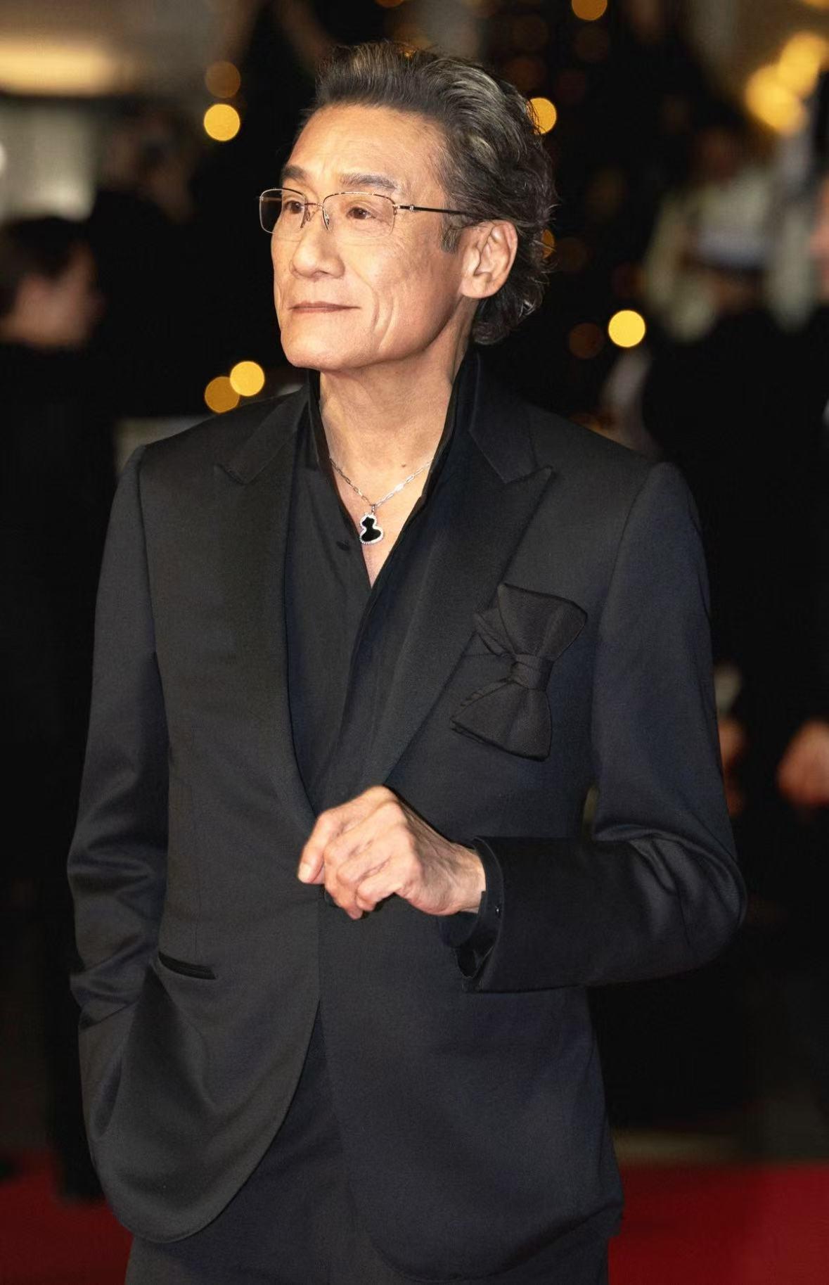 为什么梁家辉现在还在拍戏？
原因很简单，
不是因为他缺钱了，也不是因为他想蹭热度