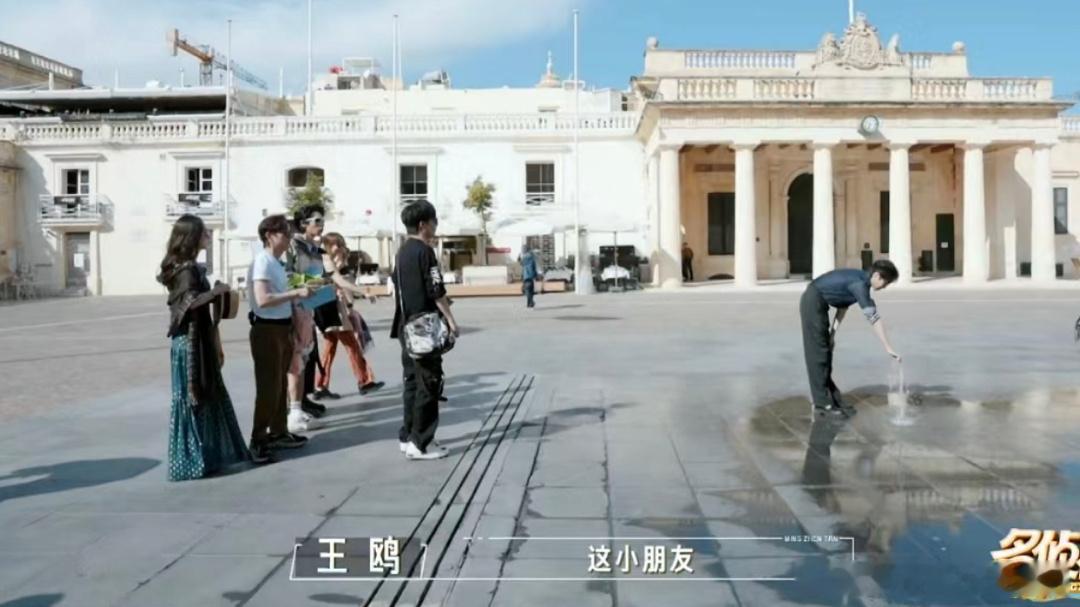 张若昀在专心玩喷泉，鸥姐叫他小朋友，真不愧是忙内呀[doge] 