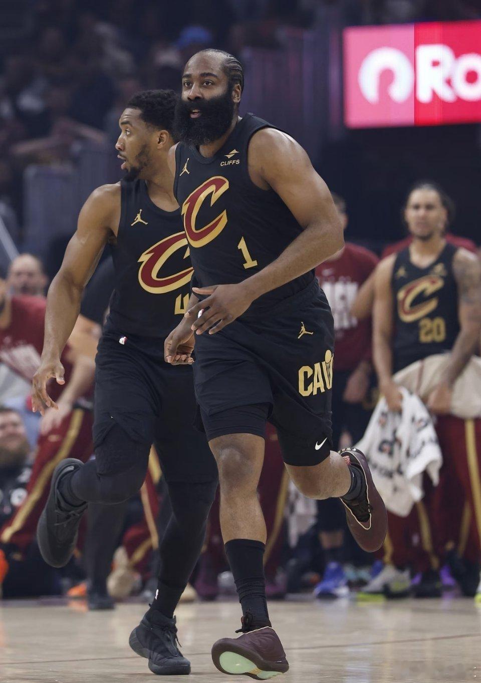 NBA常规赛，骑士主场112比84大胜篮网，早早奠定优势后全场掌控局面。第四节还