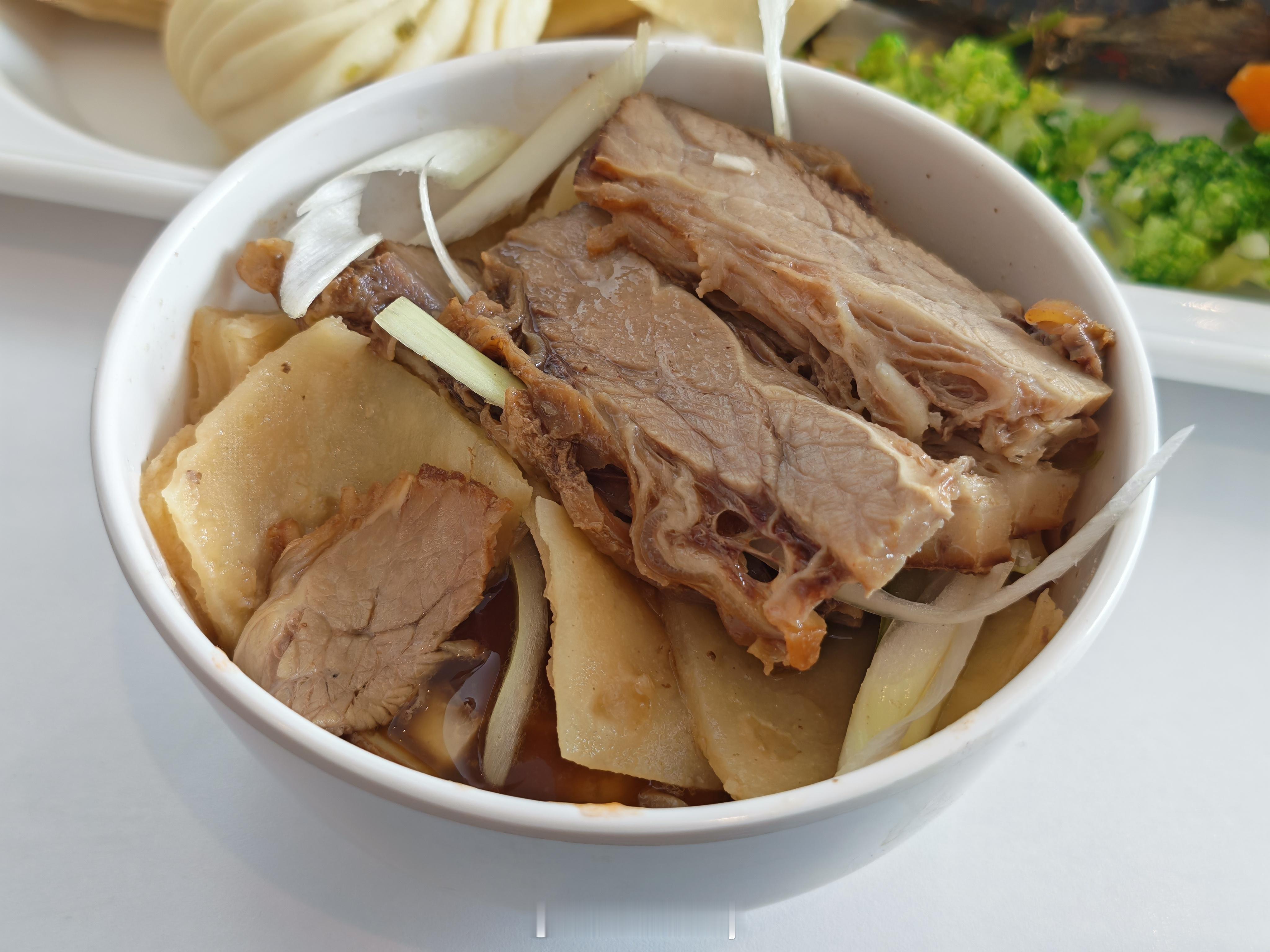 长城35周年来长城总部，中午在魏老板最喜欢的一层食堂吃的饭。牛肉罩饼是真好吃，长