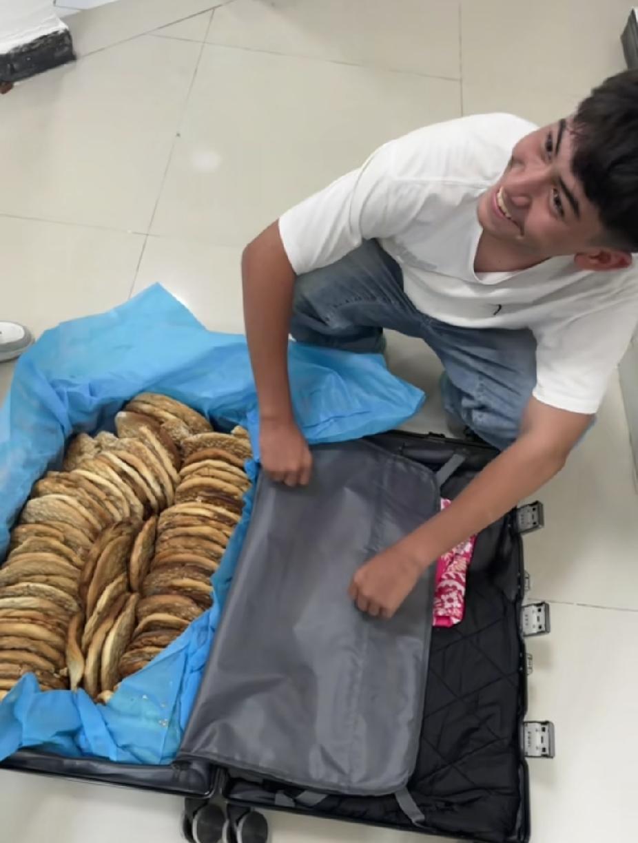 “瞧，我给你们带了啥”？来自新疆的大学室友，笑着打开行李箱的瞬间，室友们都绷不住