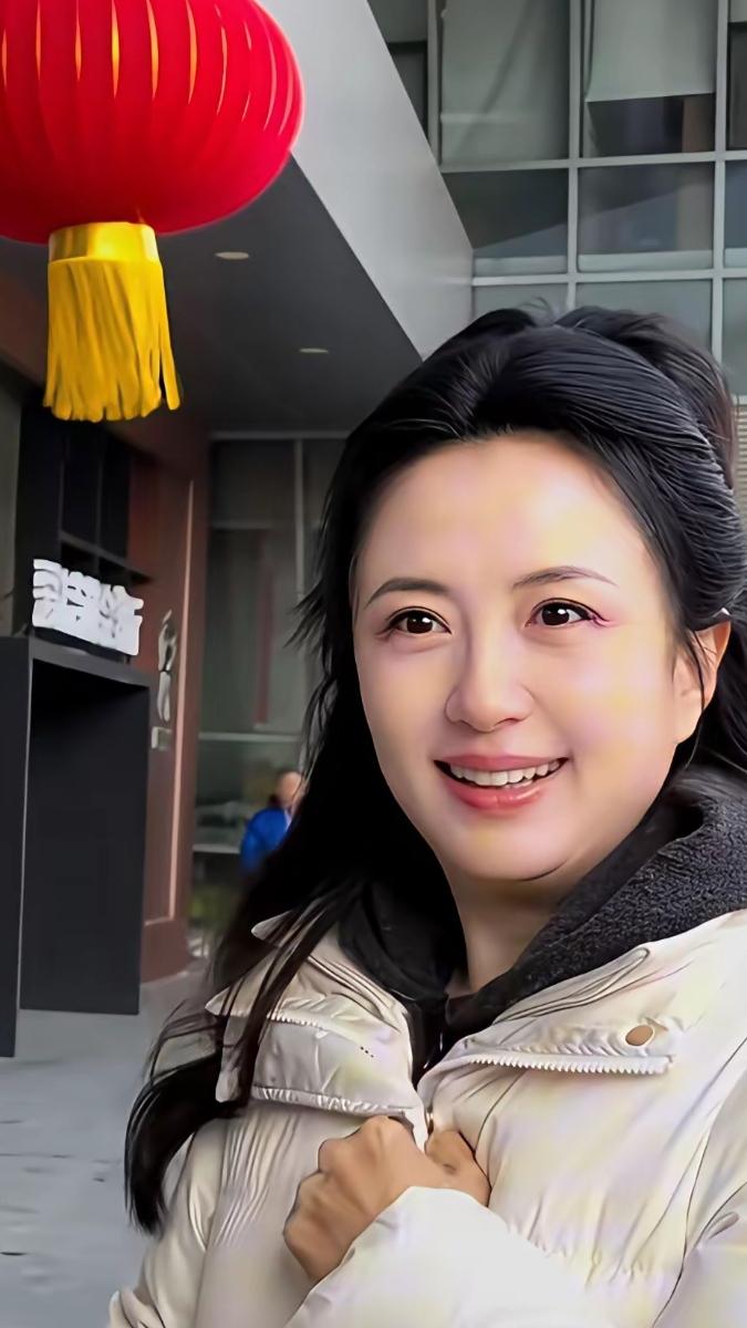 你们认识她吗？
她才50多岁呀，看着不像，顶多就是30多岁的模样
她的一头黑发格