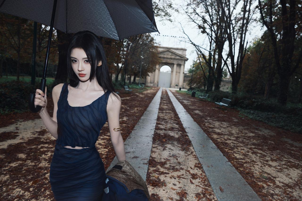 鞠婧祎米兰时装周Versace看秀造型释出，褶质解构的蓝色套装简约优雅，搭配刘海