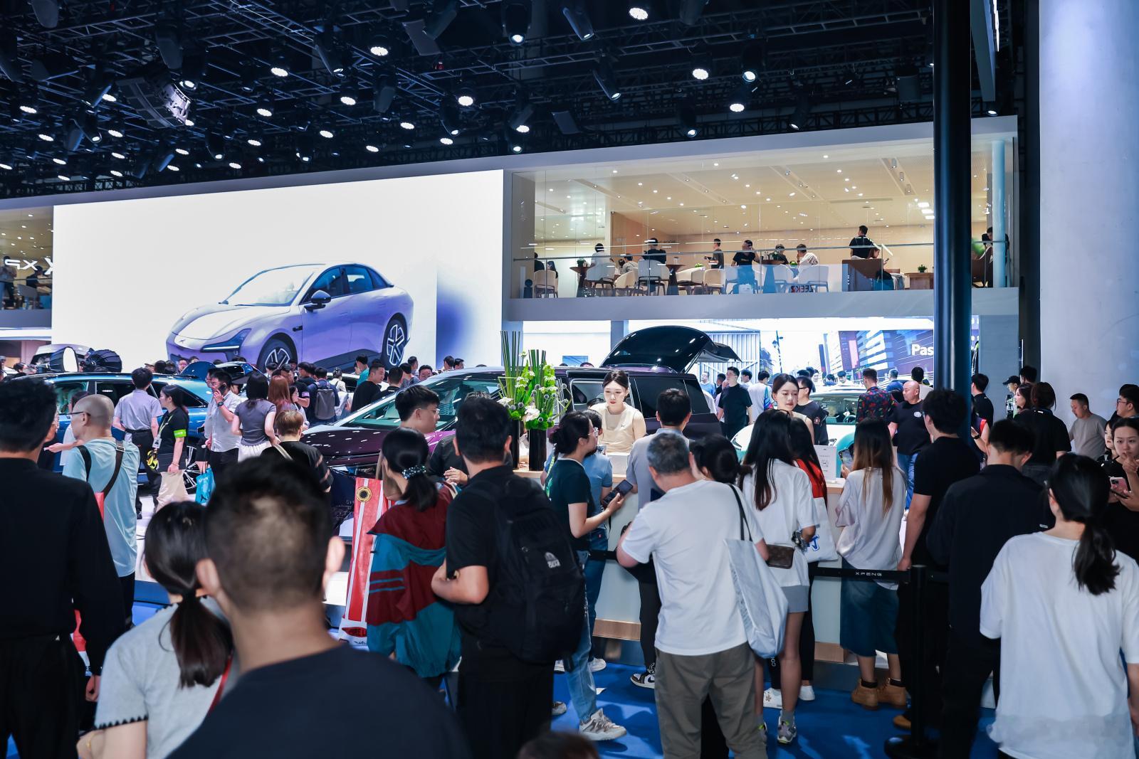 成都车展第一天，小鹏展台特别热闹，全新P7首次亮相就成了焦点。现场7台展车的中控