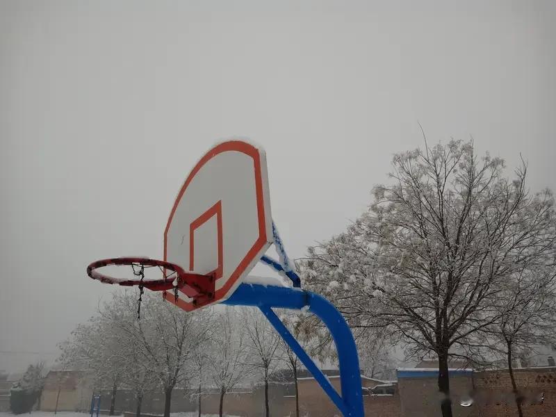 北方冬天打篮球，一双保暖的篮球鞋很重要。我给大家推荐几款。
FILA斐乐有儿童款